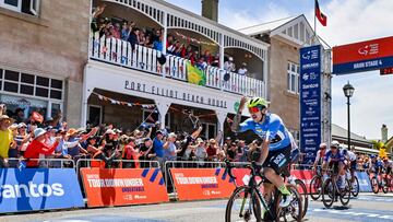 El ciclista australiano Sam Welsford celebra su victoria en la cuarta etapa del Tour Down Under con final en Port Elliott.