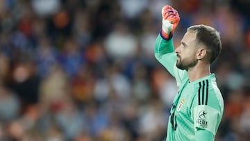 VALENCIA, 30/09/2025.- El guardameta del Oviedo Aarón Escandell celebra tras parar un penalti durante el partido de LaLiga de fútbol que Valencia CF y Real Oviedo disputan este martes en el estadio de Mestalla. EFE/Kai Forsterling