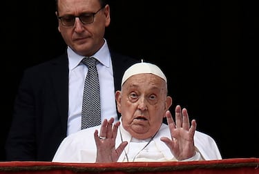 El Papa Francisco saluda a los fieles congregados en la Plaza de San Pedro.