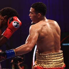 Benavidez cumple ante Angulo tras perder su título en la báscula