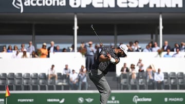 El golfista español Jon Rahm golpea una bola durante el Acciona Open de España de golf 2022.