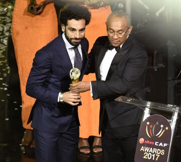 El presidente de la Confederación Africana de Fútbol, Ahmad Ahmad, entrega el Premio al mejor Futbolista Africano al delantero del Liverpool Mohamed Salah