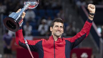 Novak Djokovic alza el título en Tokio.