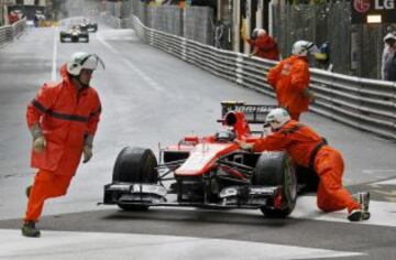 Max Chilton del equipo Marussia recibiendo la asistencia de los comisarios de pista durante la sesión de calificación del Gran Premio de Mónaco de F1.