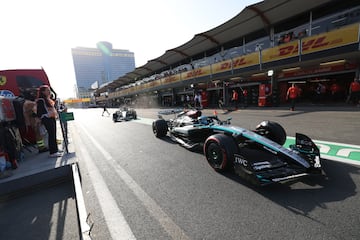 George Russell abandona el pit lane.
