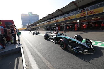 George Russell abandona el pit lane. 