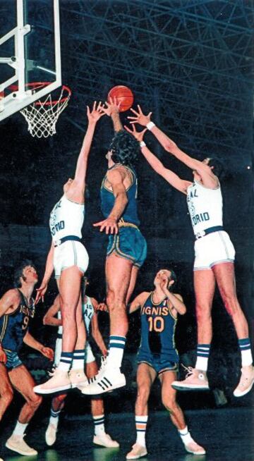 3 de abril de 1974. El Real Madrid de baloncesto consigue su quinta Copa de Europa tras vencer en la final al Ignis de Varese 84-82. Es el año de la triple corona al sumar Liga y Copa.