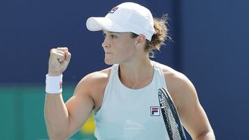 Ashleigh Barty celebra un punto durante su partido ante Aryna Sabalenka en el Miami Open en el Hard Rock Stadium de Miami Gardens, Florida.