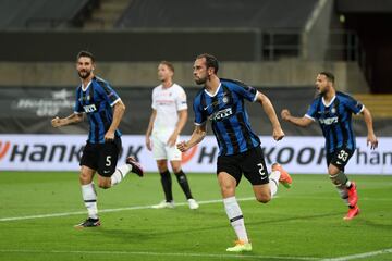 Godín, heads Inter back level. 2-2.