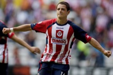 Javier Hernández 'Chicharito' celebra un gol con el Chivas Guadalajara en 2009.