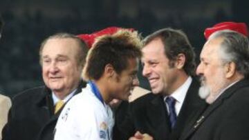Neymar estrecha la mano de Rosell durante la final del Mundialito de 2011.