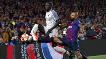 Barcelona&#039;s Arturo Vidal fights for the ball with Liverpool&#039;s Sadio Mane, left, during the Champions League semifinal, first leg, soccer match between FC Barcelona and Liverpool at the Camp Nou stadium in Barcelona Spain, Wednesday, May 1, 2019. (AP Photo/Joan Monfort)