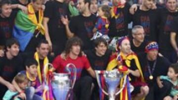 <b>UN EQUIPO, UNA FAMILIA. </b>La plantilla posa, el pasado domingo, con los dos grandes títulos conseguidos esta temporada. También consiguieron la Supercopa de España.