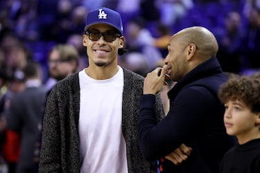 El defensa neerlandés del Liverpool Virgil van Dijk y el exfutbolista Thierry Henry antes del partido.