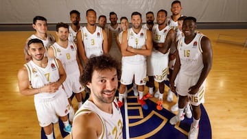 Sergio Llull realiza uno de sus tradicionales &#039;selfies&#039; con la plantilla del Real Madrid de la temporada 2019-20.