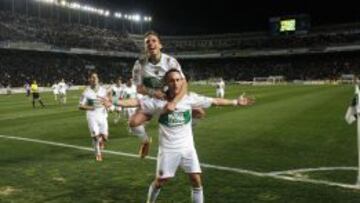 Aarón y Xumetra celebran un gol del Elche.