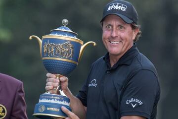 Phil Mickelson con el trofeo de campeón del World Golf Championship México