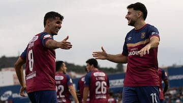 Alfaro y Manu Pozo celebran un gol del Torreense.