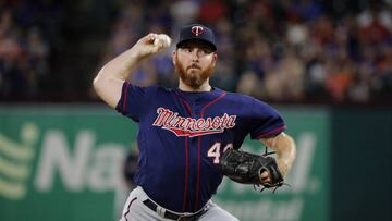 El relevista de Minnesota Twins fue acusado por su expareja luego de maltratar a su gato, Snuckles, que sufrió una cortada en la nariz, según señalizaciones.