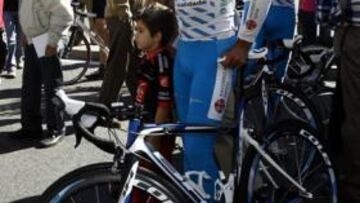 <b>SOLICITADO. </b>Mosquera se fotografía con un niño antes de salir.