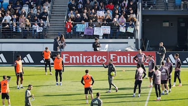 30/12/25 REAL MADRID ENTRENAMIENTO A PUERTA ABIERTA AL PUBLICO Y AFICIONADOS XABI ALONSO GRUPO SEGUIDORES