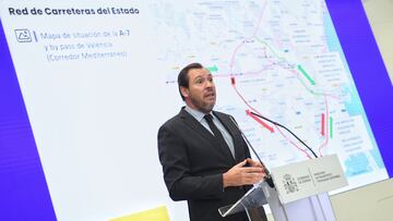 El ministro de Transportes y Movilidad Sostenible, Óscar Puente, atiende a los medios de comunicación, en la sede del MInisterio, a 31 de octubre de 2024, en Madrid (España). Durante sus declaraciones, ha dado a conocer el estado de la infraestructura ferroviaria y las carreteras tras el paso de la DANA. Asimismo ha destacado que los aeropuertos funcionan con normalidad y no ha habido incidencias. Aunque sus declaraciones se hayan basado en estas informaciones, Puente ha dicho ‘’que el interés de lo sucedido está en las víctimas y sus familias’’.
31 OCTUBRE 2024
Fernando Sánchez / Europa Press
31/10/2024