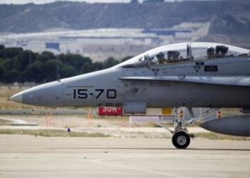 El piloto de Suzuki Maverick Viñales, en el asiento de la derecha, tras aterrizar el avión de combate F-18 de la Base Aérea de Zaragoza, con el que ha pasado del asfalto del circuito de MotorLand, donde competirá el próximo domingo en MotoGP, al cielo de Aragón. Viñales, cuyo nombre, Maverick, se debe al fervor que sentía su padre, Ángel, por el protagonista de la película "Top Gun" que protagonizaba Tom Cruise, y en el que interpretaba el papel de un piloto de combate, ha logrado hoy hacer realidad otra de sus pasiones al subirse a un caza del ejército español. 