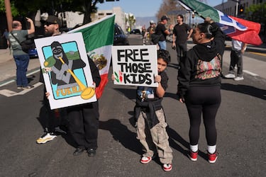 Miles de personas protestan en Los Angeles en contra del ICE  (Servicio de Inmigración y Control de Aduanas) desplegado Minnesota.  