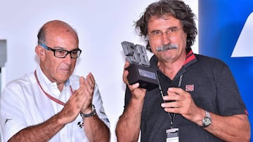 Paolo Simoncelli, padre de Marco, junto a Carmelo Ezpeleta, CEO de Dorna, en el acto de retirada del dorsal 58.