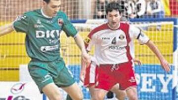 <b>GOLEADA. </b>Marcelo Almeida, presionado por Jordi Gay.