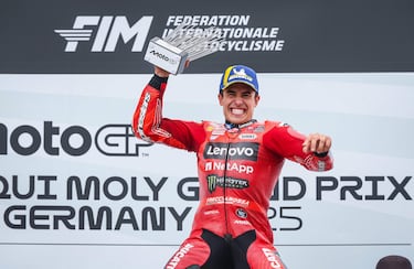 Marc Márquez celebra en el podio su victoria en el GP de Alemania disputado en el circuito de Sachsenring.