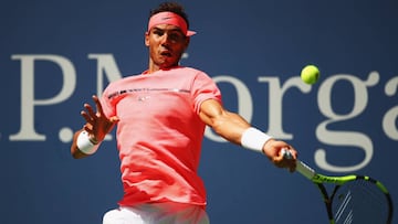 Rafa Nadal devuelve una bola a Alexandr Dolgopolov durante su partido de octavos de final del US Open en el USTA Billie Jean King National Tennis Center de Flushing Meadows de Nueva York.