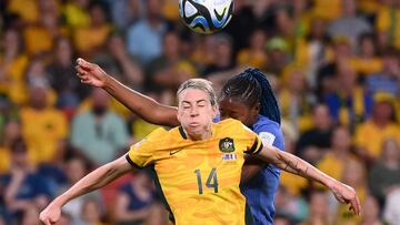 Australia's defender #14 Alanna Kennedy (C) heads the ball next to France's forward #11 Kadidiatou Diani during the Australia and New Zealand 2023 Women's World Cup quarter-final football match between Australia and France at Brisbane Stadium in Brisbane on August 12, 2023. (Photo by FRANCK FIFE / AFP)