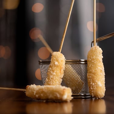 Corta queso firme (como gouda o mozzarella) en cubos y ensártalo en brochetas. Pásalos por harina, huevo batido y pan rallado para empanizar. Fríe en aceite caliente hasta que estén dorados y crujientes.