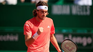 Stefanos Tsitsipas celebra un punto contra Karen Khachanov en Montecarlo.