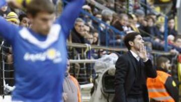 El entrenador del Villarreal Marcelino Garc&iacute;a Toral da instrucciones a sus jugadores durante el partido de la vig&eacute;sima jornada de liga de primera divisi&oacute;n disputado ante el Almer&iacute;a en el estadio de El Madrigal en Villarreal. 