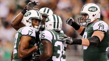 EAST RUTHERFORD, NJ - AUGUST 12: Charone Peake #17 of the New York Jets is congratulated by teammates Elijah McGuire #35 and Brent Qvale #79 after Peake scored a touchdown in the first quarter against the Tennessee Titans during a preseason game at MetLife Stadium on August 12, 2017 in East Rutherford, New Jersey.   Elsa/Getty Images/AFP
 == FOR NEWSPAPERS, INTERNET, TELCOS & TELEVISION USE ONLY ==