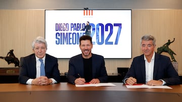 Cerezo, Simeone y Gil Marín, en el anuncio de la renovación del técnico argentino hasta 2027.