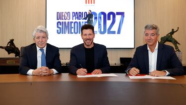 Cerezo, Gil Marín y Simeone cuando el Cholo firmó hasta 2027.