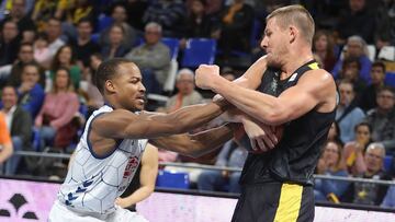 Garrett Nevels y Colton Iverson luchan por el balón durante el Iberostar Tenerife-Delteco GBC.