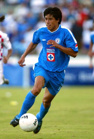 El defensa mexicano debutó en primera división con Cruz Azul. El futbolista oaxaqueño se consolidó con el equipo celeste y fue convocado a la Selección Mexicana, en donde también se ganó un lugar fijo. Gracias a sus grandes actuaciones fichó con el Stuttgart de la primera división de Alemania. Osorio no pudo conseguir el ansiado título de liga con la Máquina.