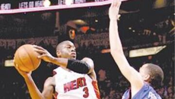<b>IMPARABLE. </b>Wade le ganó esta vez la partida a Tayshaun Prince.