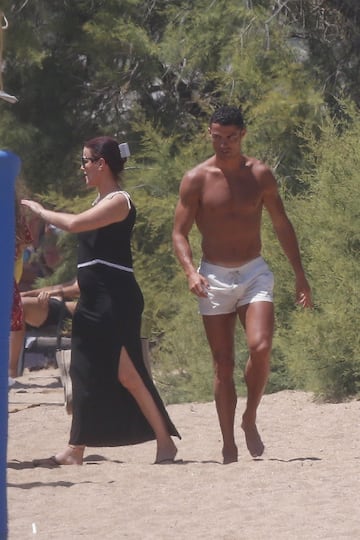 Cristiano Ronaldo has been spending his holidays in Greece, in the most expensive villa available at the hotel Costa Navarino, which costs 7,974 euros a night, including every type of convenience including 24 hour butler service, gym and training staff, p