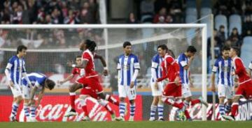 El delantero angoleño del Rayo Vallecano "Manucho" Gonçalves celebra el gol marcado a la Real Sociedad durante el partido de la decimonovena jornada de Liga de Primera División.