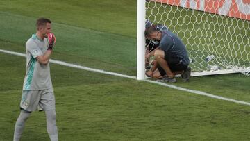 Operarios, arreglando una red sobre el césped de La Cartuja.