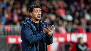 GIRONA (CATALUÑA), 09/03/2024.- El entrenador del Girona Fc, Michel, reacciona este sábado, durante un partido de la jornada 28 de LaLiga EA Sports, entre el Girona y el Osasuna, en el estadio Montilivi de Girona. EFE/ David Borrat