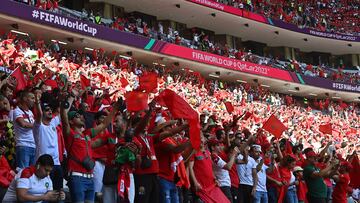 Al Khor (Qatar), 23/11/2022.- Fans of Morocco cheer prior to the FIFA World Cup 2022 group F soccer match between Morocco and Croatia at Al Bayt Stadium in Al Khor, Qatar, 23 November 2022. (Mundial de F¨²tbol, Croacia, Marruecos, Catar) EFE/EPA/Noushad Thekkayil