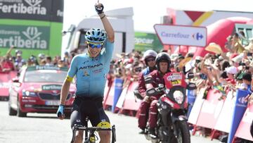 Miguel &Aacute;ngel L&oacute;pez festeja su victoria de etapa en la Vuelta a Espa&ntilde;a 2017.