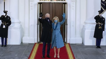 El presidente Joe Biden y la primera dama Jill Biden saludan al llegar al p&oacute;rtico norte de la Casa Blanca, el mi&eacute;rcoles 20 de enero de 2021 en Washington.