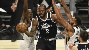 Jun 12, 2021; Los Angeles, California, USA; LA Clippers forward Kawhi Leonard (2) passes the ball while defended by Utah Jazz guard Miye Oni (81) and center Rudy Gobert (27) in the first quarter during game three in the second round of the 2021 NBA Playoffs. at Staples Center. Mandatory Credit: Kelvin Kuo-USA TODAY Sports
 PUBLICADA 14/06/21 NA MA39 2COL